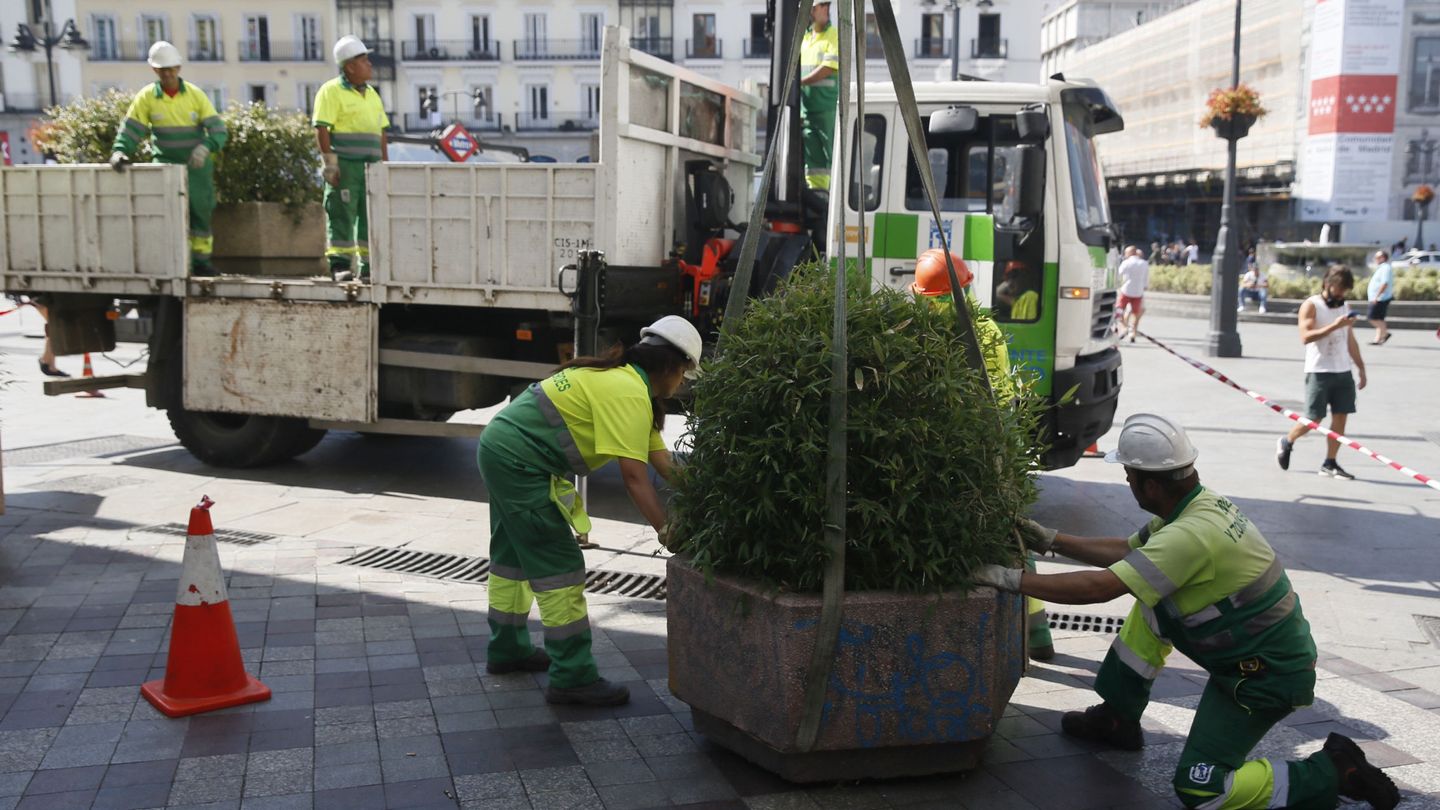 Imagen de agosto de la colocación de jardineras en la Calle Montera tras los atentados ocurridos en Barcelona y Cambrils. (EFE)