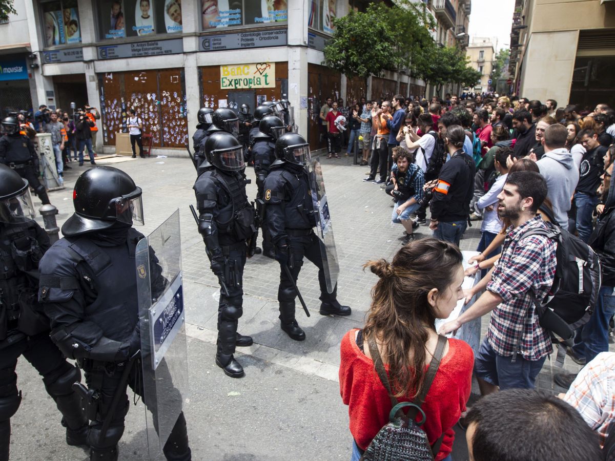 Foto: Concentración a las puertas de un edificio okupado en Barcelona. (EFE/Quique García)