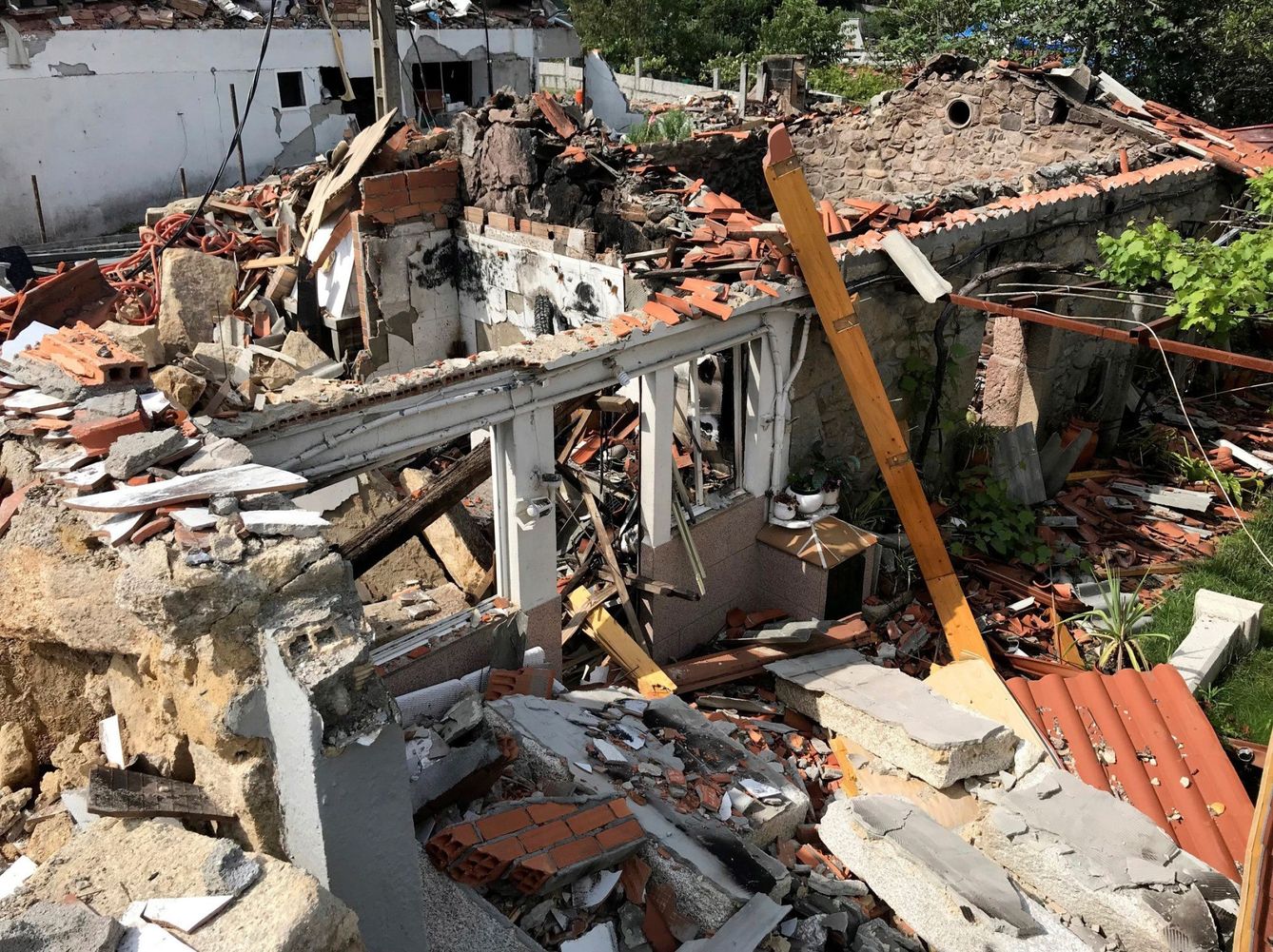 Vista de una de las viviendas afectadas por la explosión. (EFE)