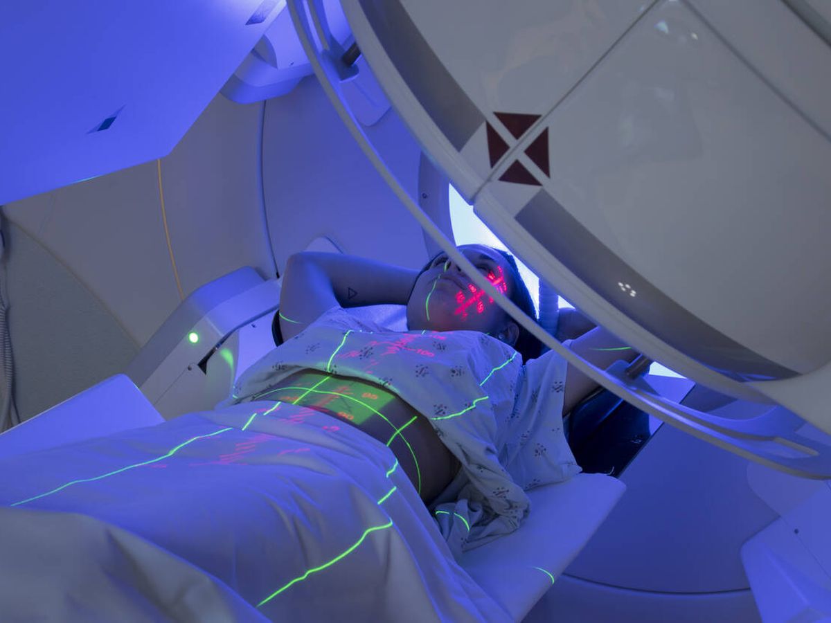 Foto: Una mujer recibiendo una sesión de radioterapia (iStock)