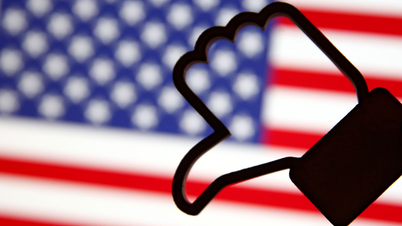 Foto: Un 'like' de Facebook impreso sobre una bandera estadounidense (Dado Ruvic / Reuters)