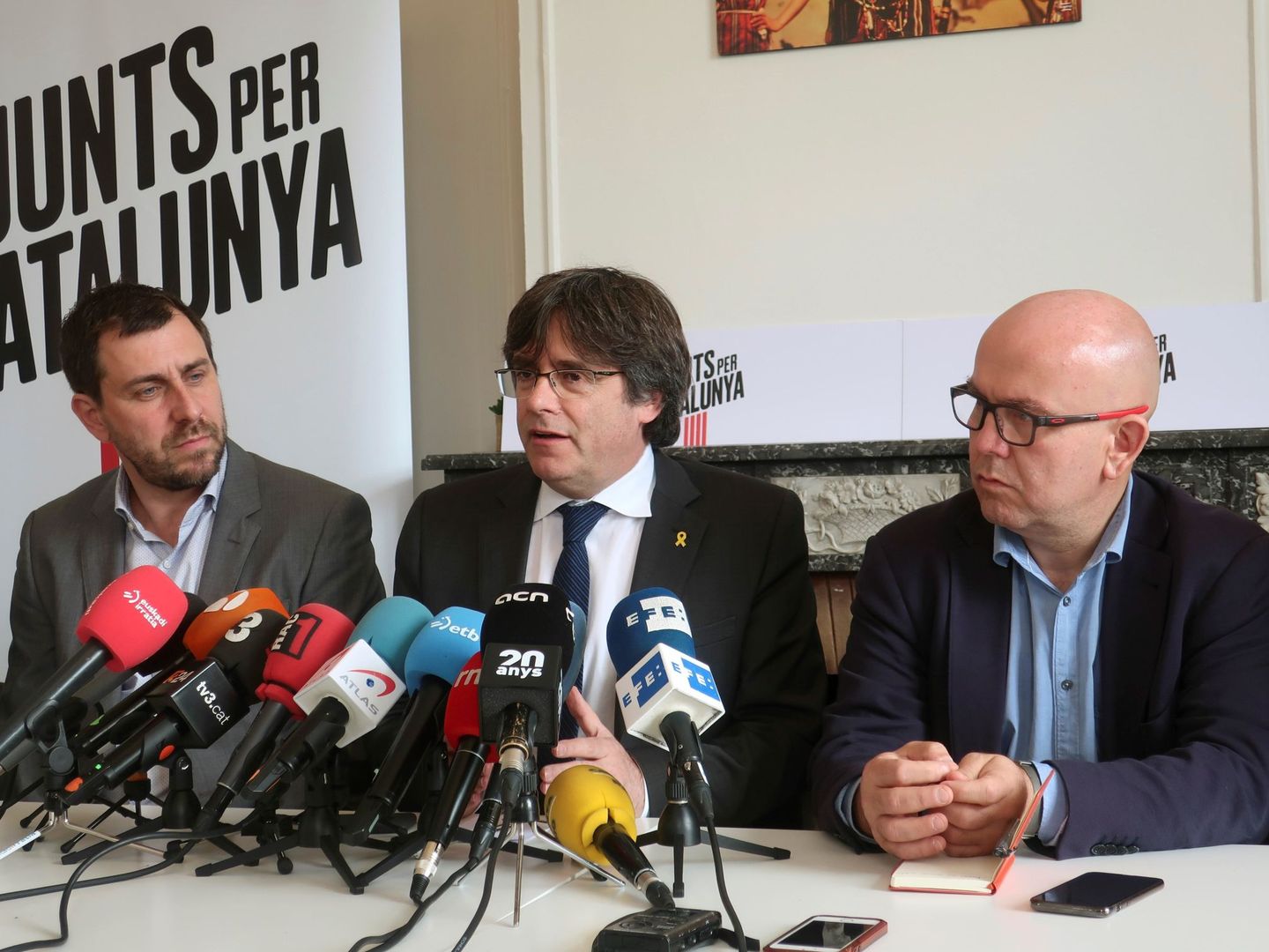 Carles Puigdemont, en el centro, y Gonzalo Boye, a la derecha, en un acto en Bruselas. (EFE)