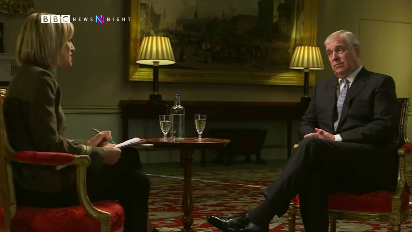 Uno de los momentos de la entrevista que el príncipe Andrés concedió a la BBC. (BBC News)