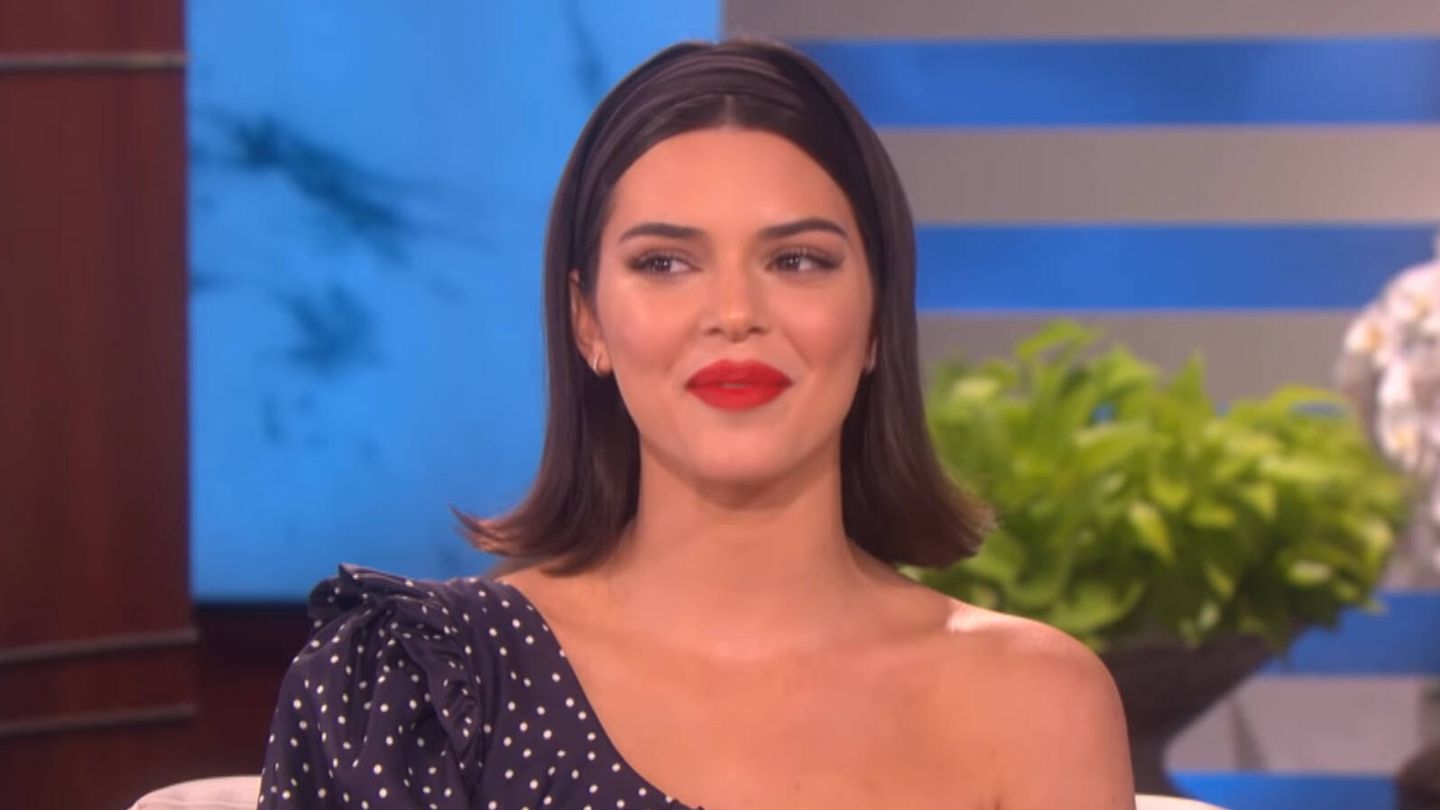 Kendall Jenner también lucía diadema negra en su visita al show de Ellen DeGeneres en 2019. (Youtube/@TheEllenShow)