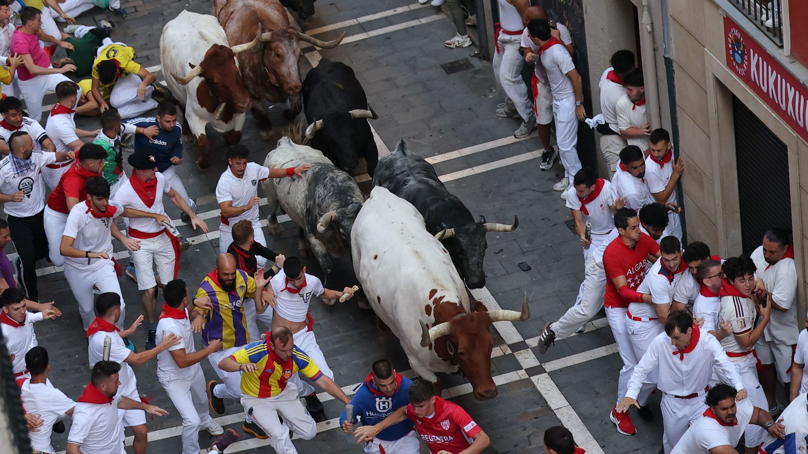 Así ha sido el segundo encierro de San Fermín 2026, en vídeo: un herido por asta de toro y varias caídas en 2 minutos y 26 segundos