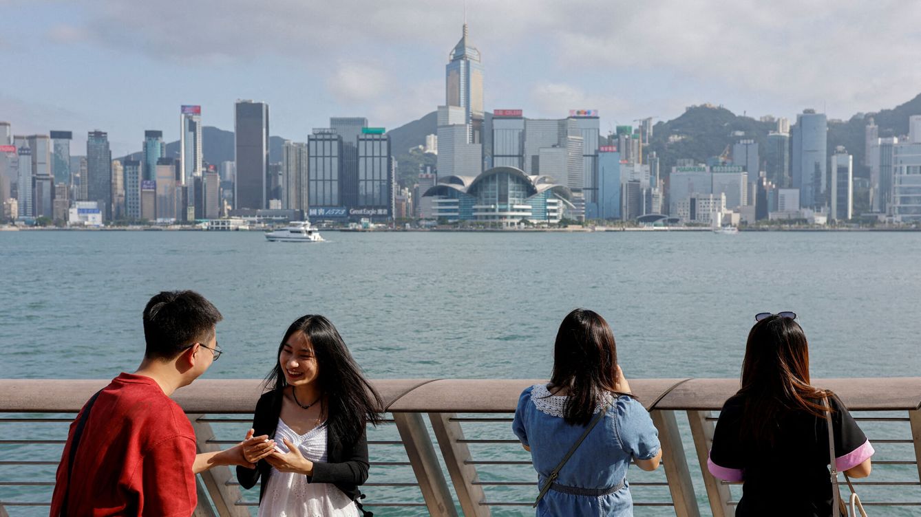 Foto: Turistas de China continental fotografían el skyline de Hong Kong. (Reuters / Tyrone Siu)