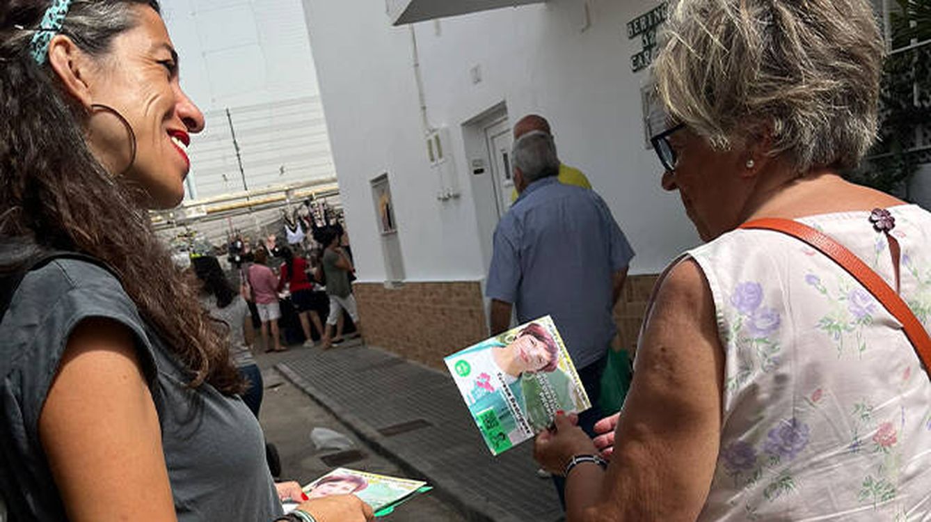 Una voluntaria reparte folletos de Adelante Andalucía en Tarifa. (F. M. G.)