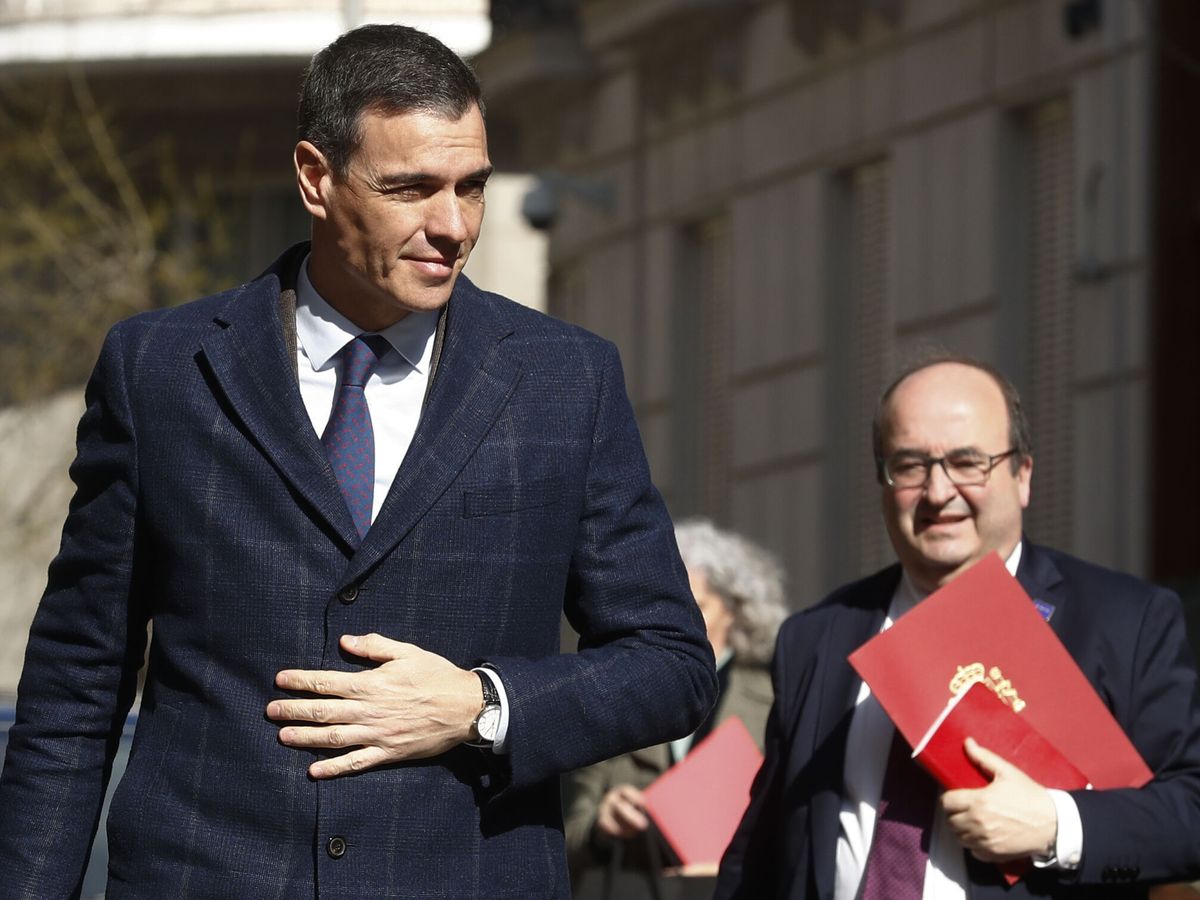 Foto: El presidente del Gobierno, Pedro Sánchez (i), acompañado por el ministro de Cultura, Miquel Iceta. (EFE/Javier Lizón)