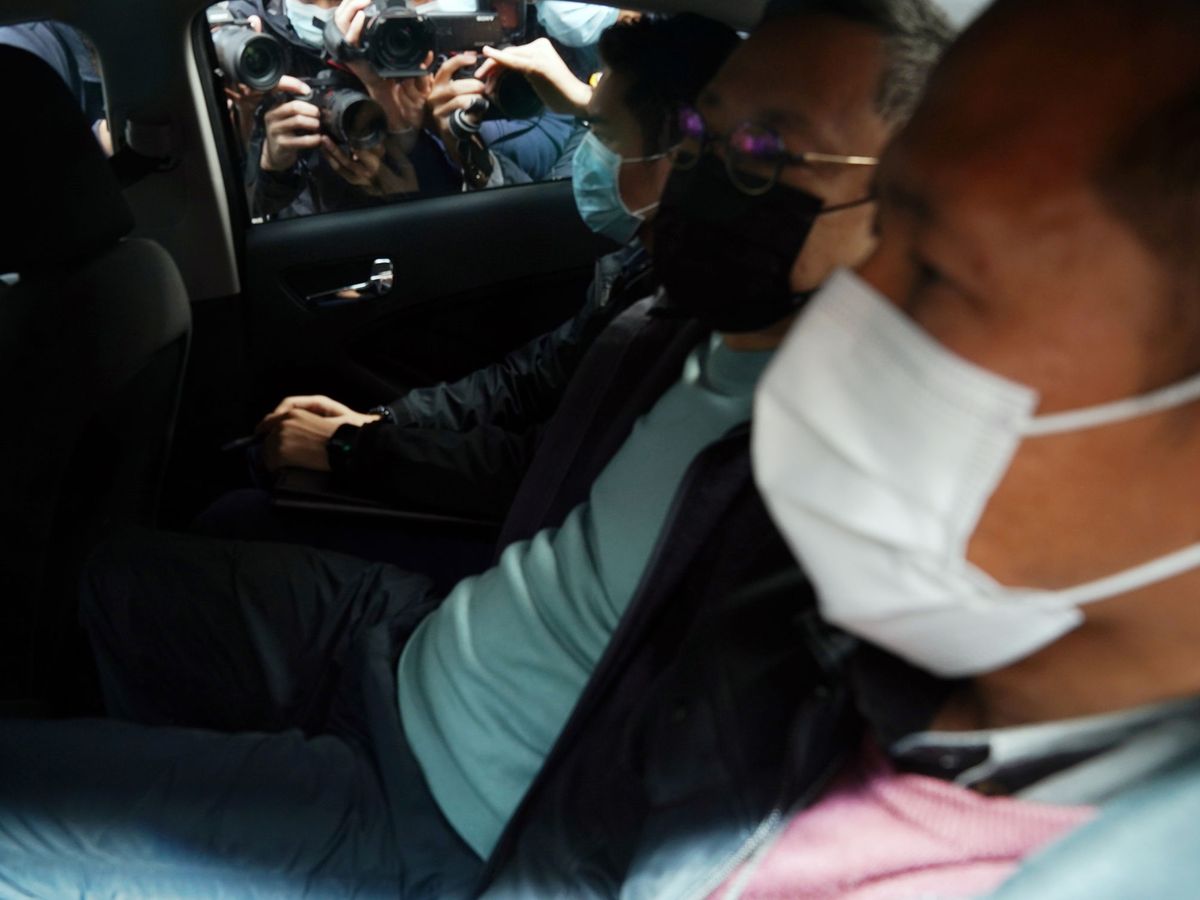 Foto: Benny Tai (el segundo por la derecha), en un coche de policía tras ser arrestado. (Reuters)