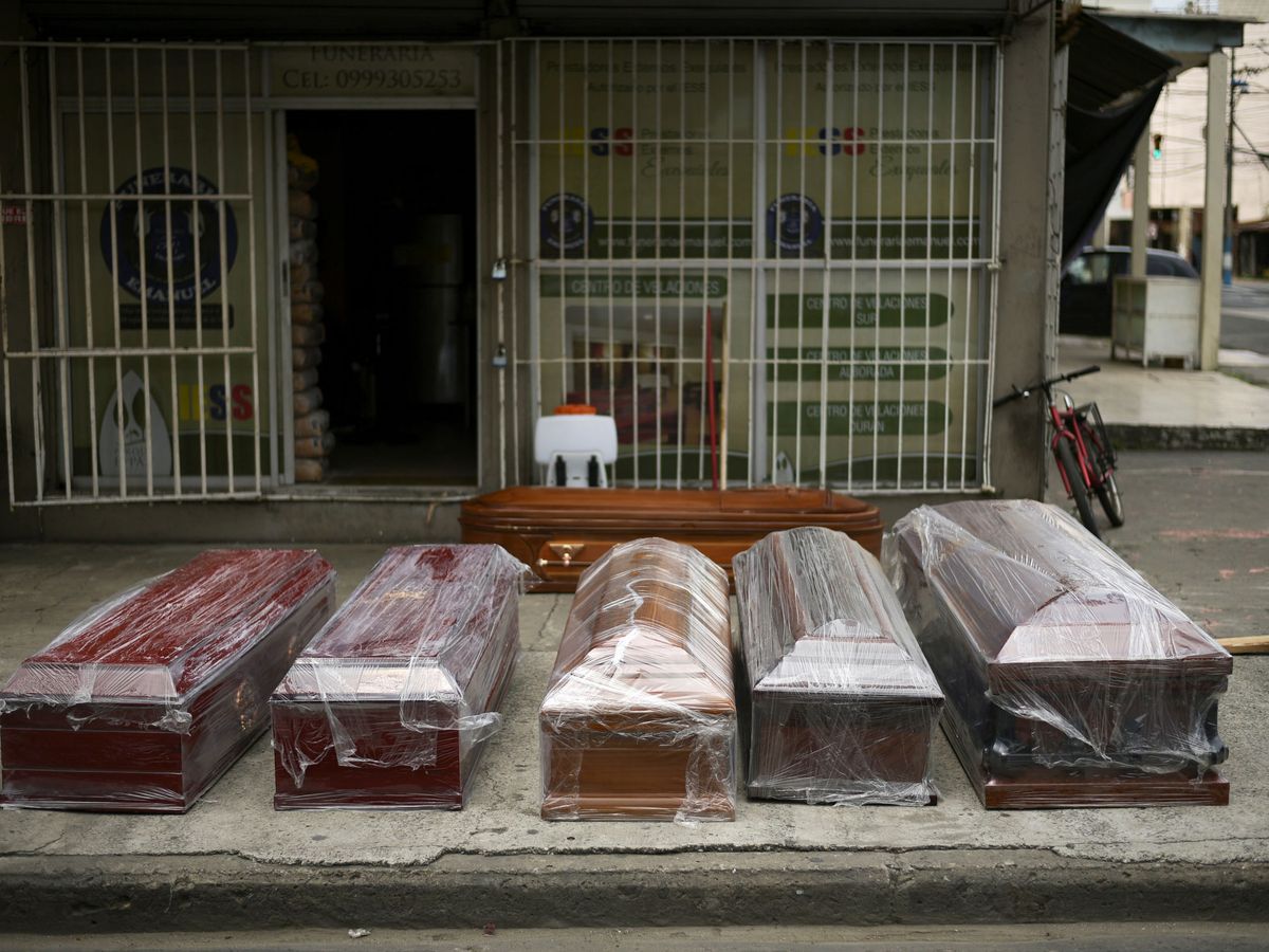 Foto: Ataúdes en Guayaquil. (Reuters)