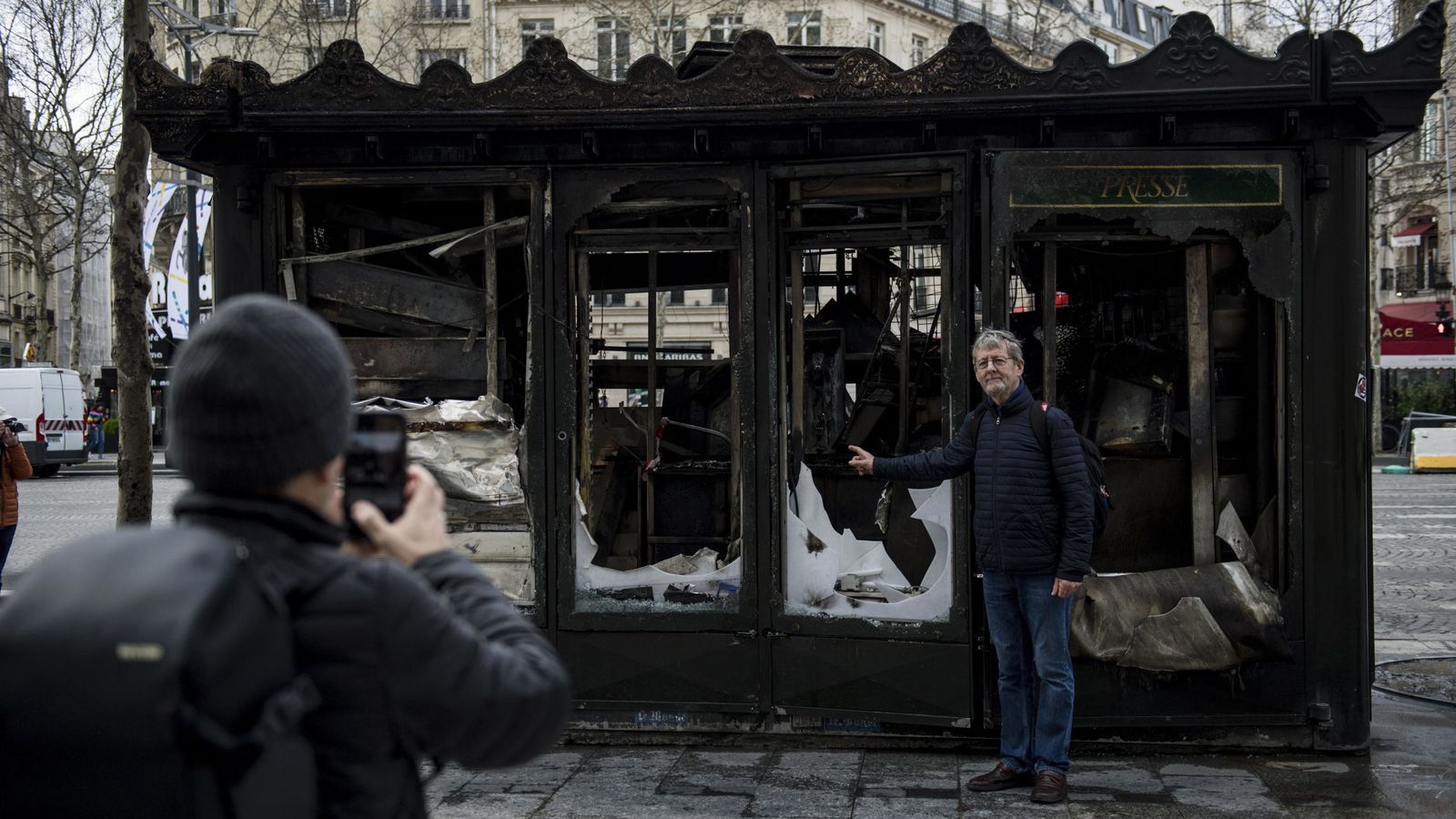 Foto: Un local destrozado en las protestas de este fin de semana en París. (EFE)