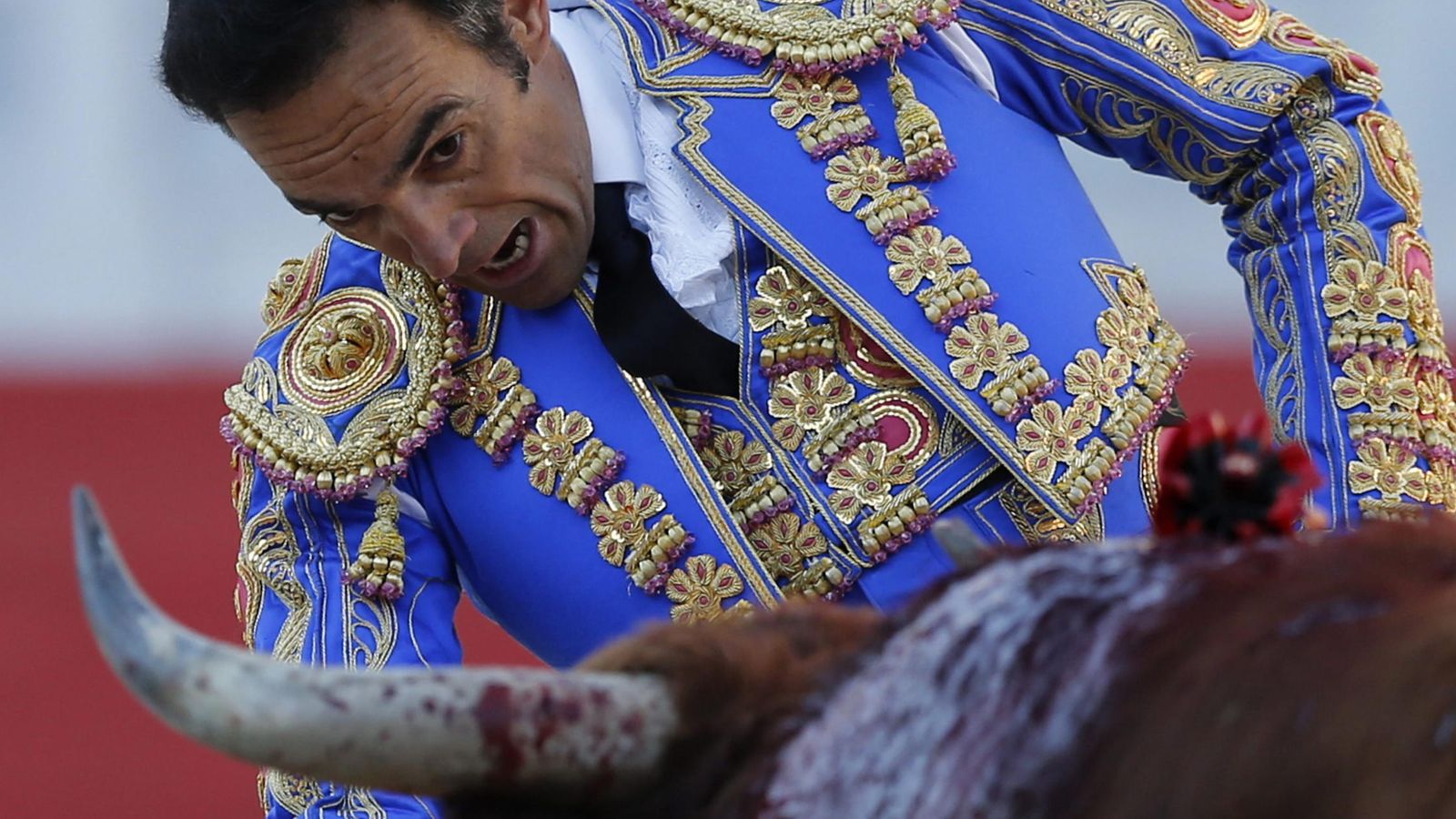 Foto: El torero español Manuel Jesús 'El Cid' durante una faena. (EFE)