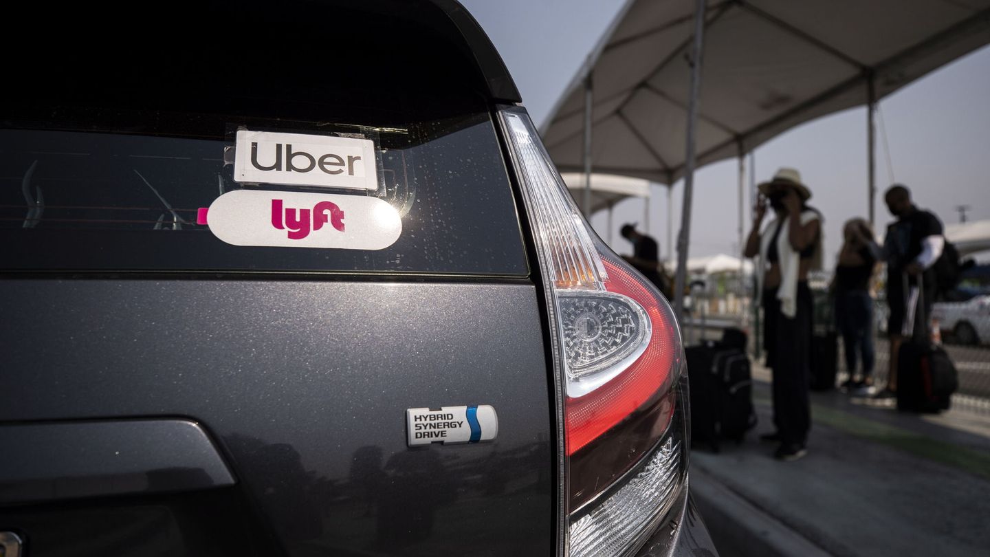 Un conductor de Uber y Lyft, en el aeropuerto de Los Ángeles. (Reuters)