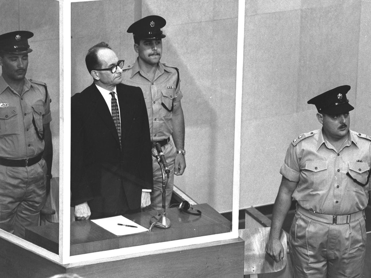 Foto: Adolf Eichmann durante el juicio celebrado en Jerusalén en 1961 en el que es condenado a la pena capital (EFE)