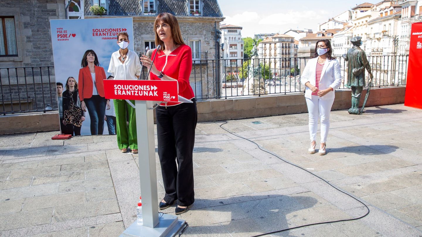 Idoia Mendia, este 27 de junio en el acto electoral del día en Vitoria con las presidentas de Navarra y La Rioja, las socialistas María Chivite y Concha Andreu. (EFE)