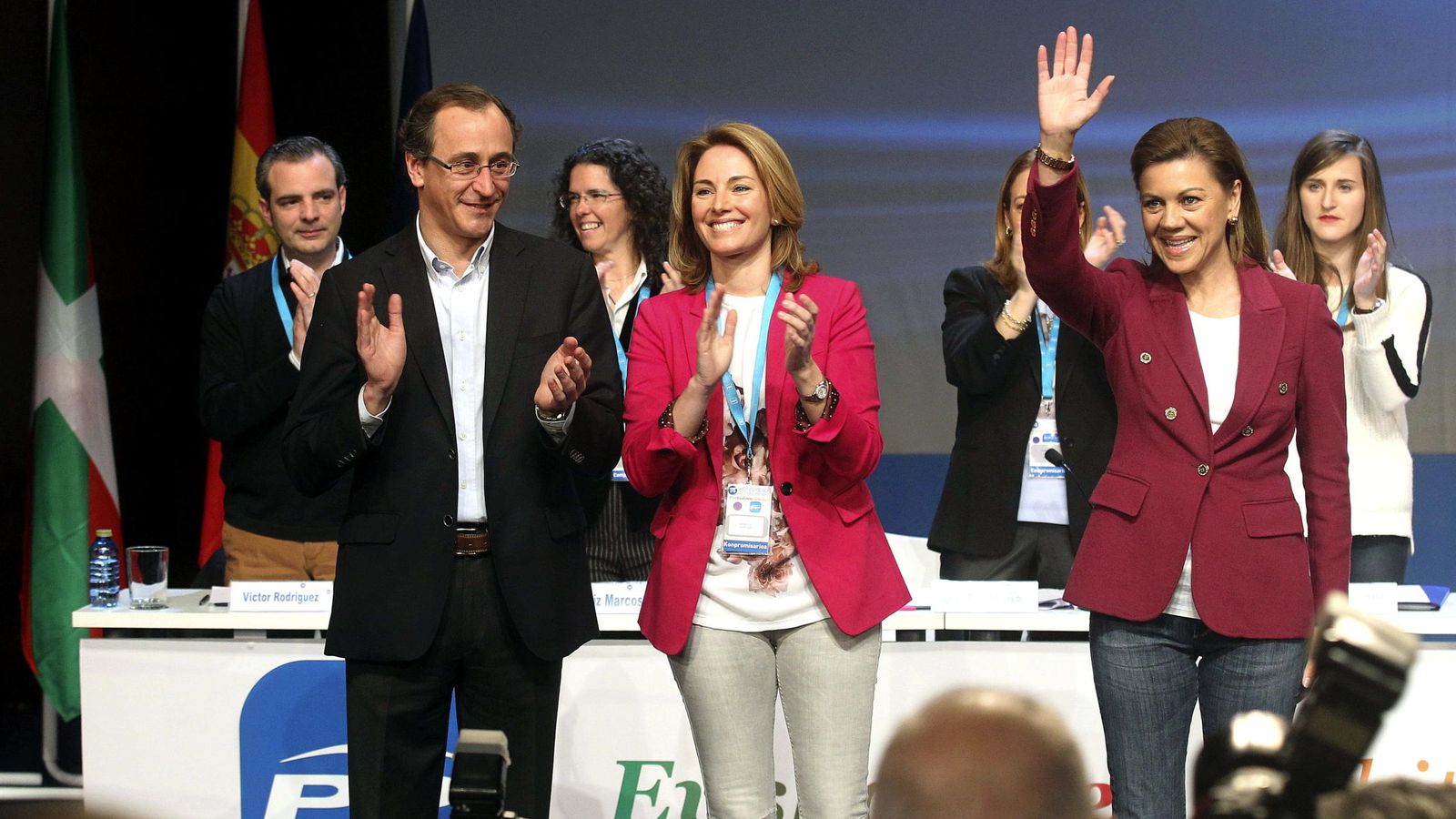 Foto: La secretaria general del PP, María Dolores de Cospedal junto a Arantza Quiroga y a Alfonso Alonso. (Efe)