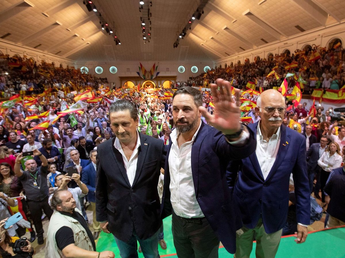 Foto: El líder de Vox, Santiago Abascal (c), junto al candidato al Congreso por Cádiz, Agustín Rosety (d), y al coordinador provincial, Juan Carlos Sanz (i). (EFE)