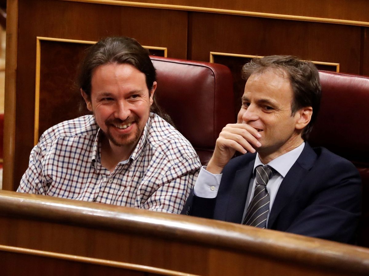 Foto: El vicepresidente segundo del Gobierno, Pablo Iglesias (izda), y el diputado Jaume Asens, durante la fallida sesión de investidura del pasado mes de julio. (EFE)