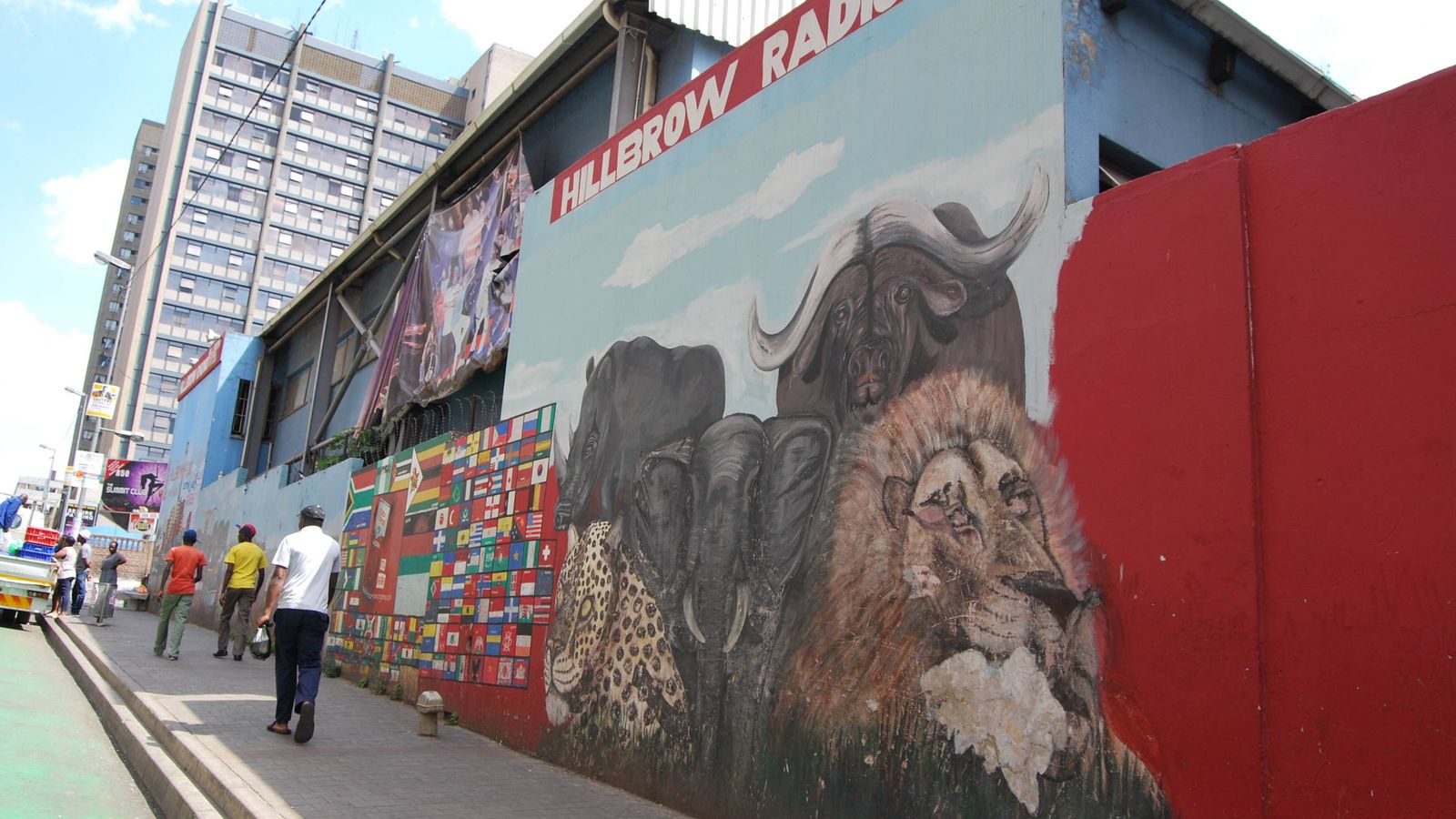 Foto: Mural en una calle del barrio de Hillbrow, en Johannesburgo. (Foto: Oratile Mokgatla)