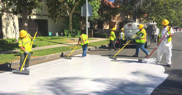 Foto: Trabajadores pintan de blanco las carreteras de Los Ángeles. (Foto: City of LA)