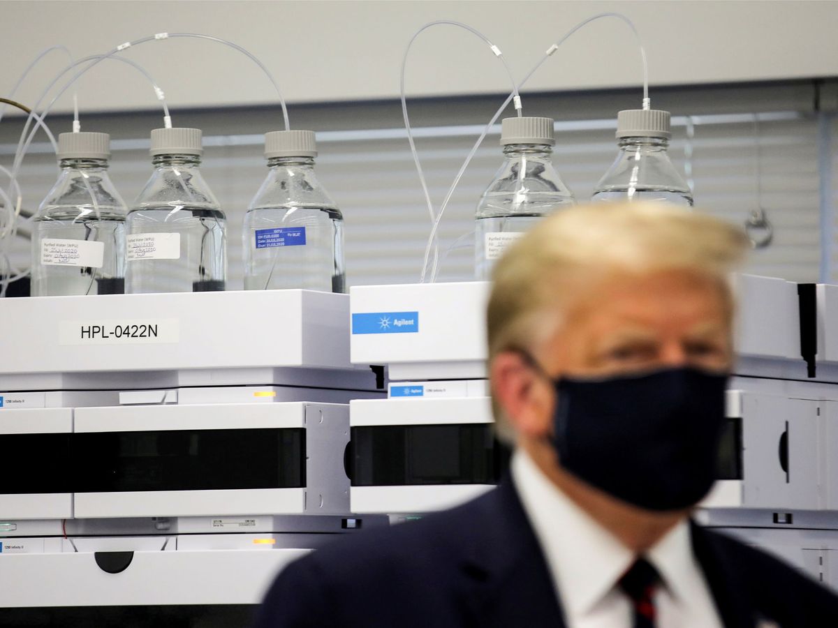 Foto: Donald Trump visita una planta de producción de la vacuna Novavax. (Reuters)