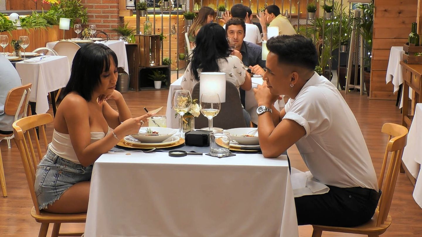 Cena entre Alejandra y Nando en 'First Dates'. (Mediaset)