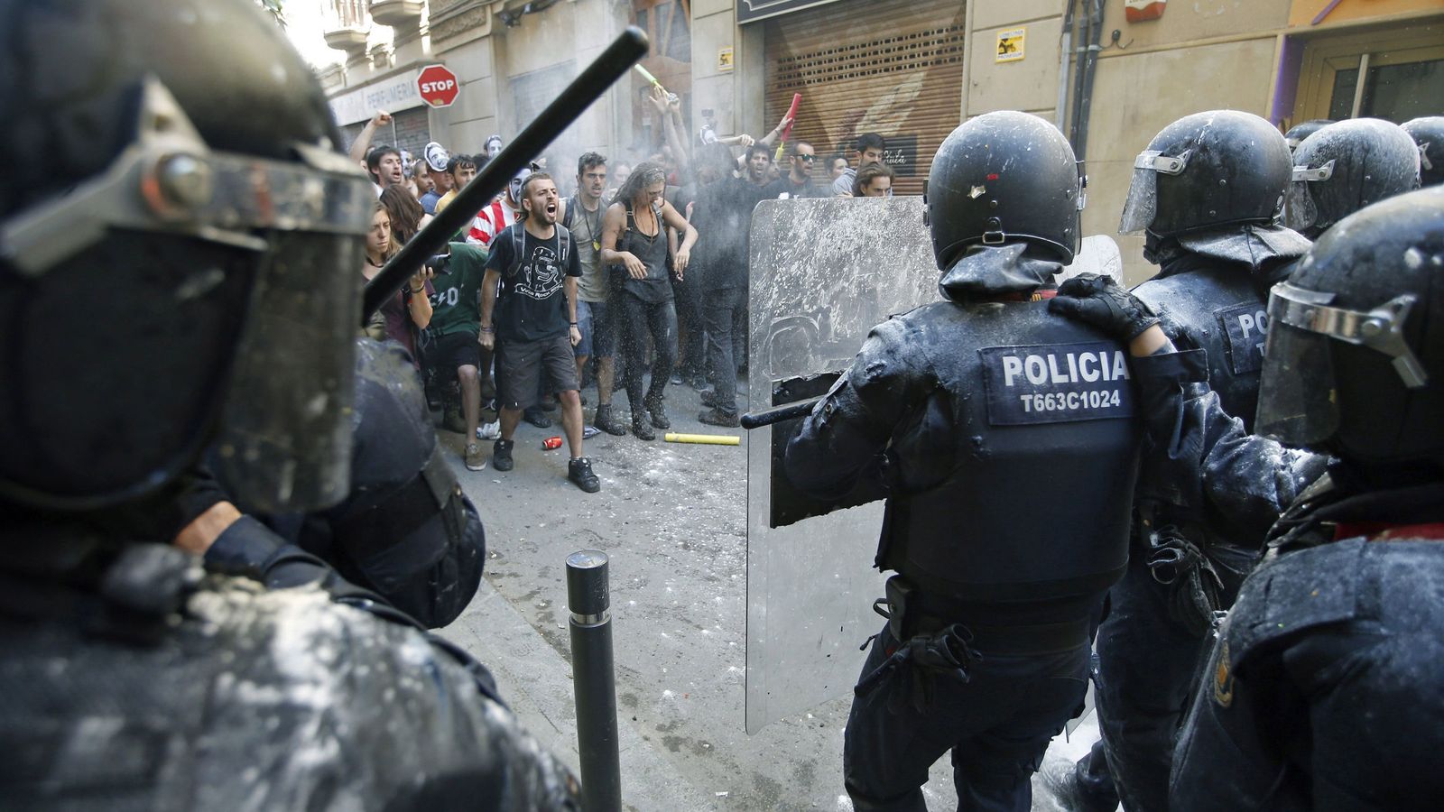 Foto:  Manifestantes y antidisturbios de los Mossos d'Esquadra, durante los incidentes producidos. (EFE)