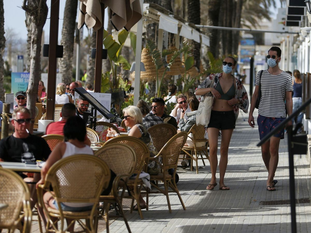 Foto: Turistas con mascarilla en Palma de Mallorca durante la pandemia del covid-19. (Reuters) 