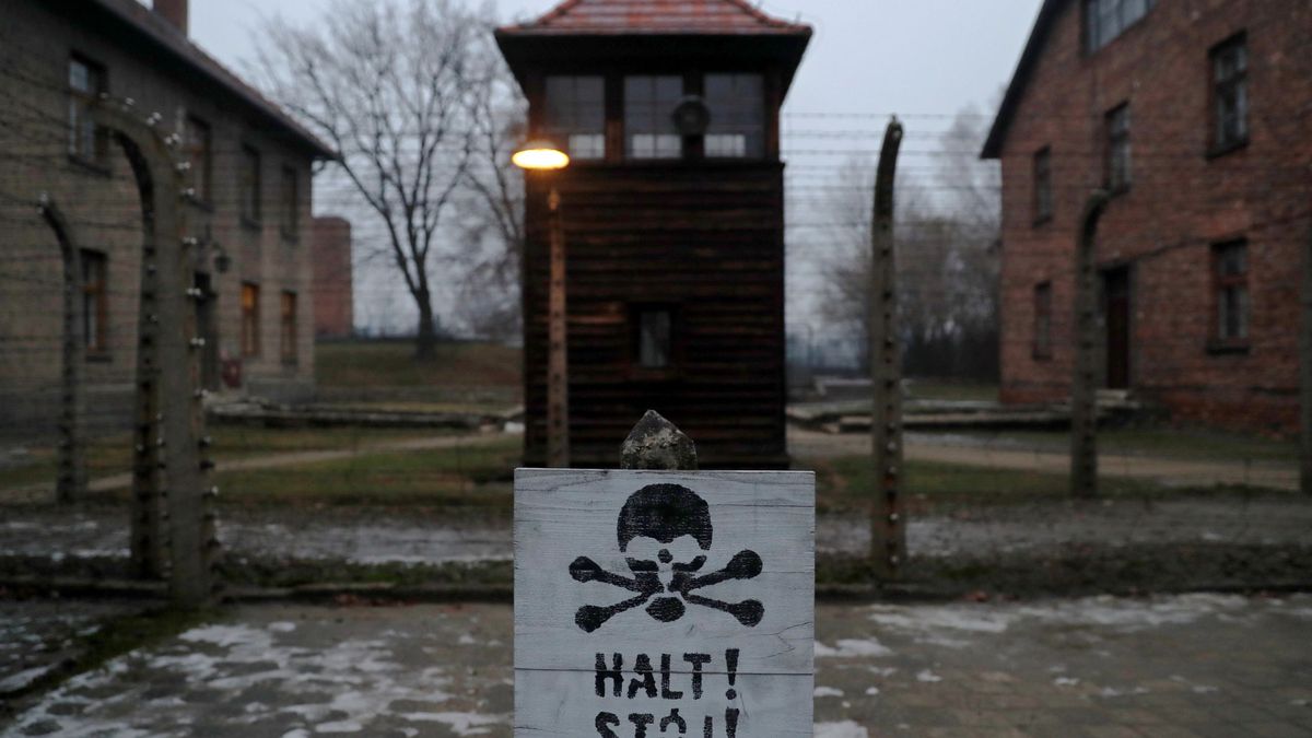¿Adornos navideños sobre Auschwitz? Avalancha de críticas a Amazon por su venta