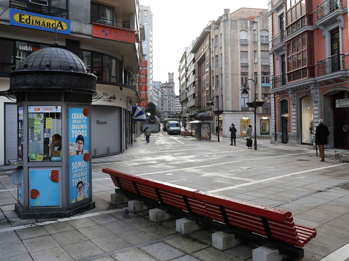 Foto: Vista de una calle vacía en Oviedo. (EFE)