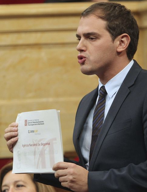 Albert Rivera con un documento en el Parlamente (Efe9