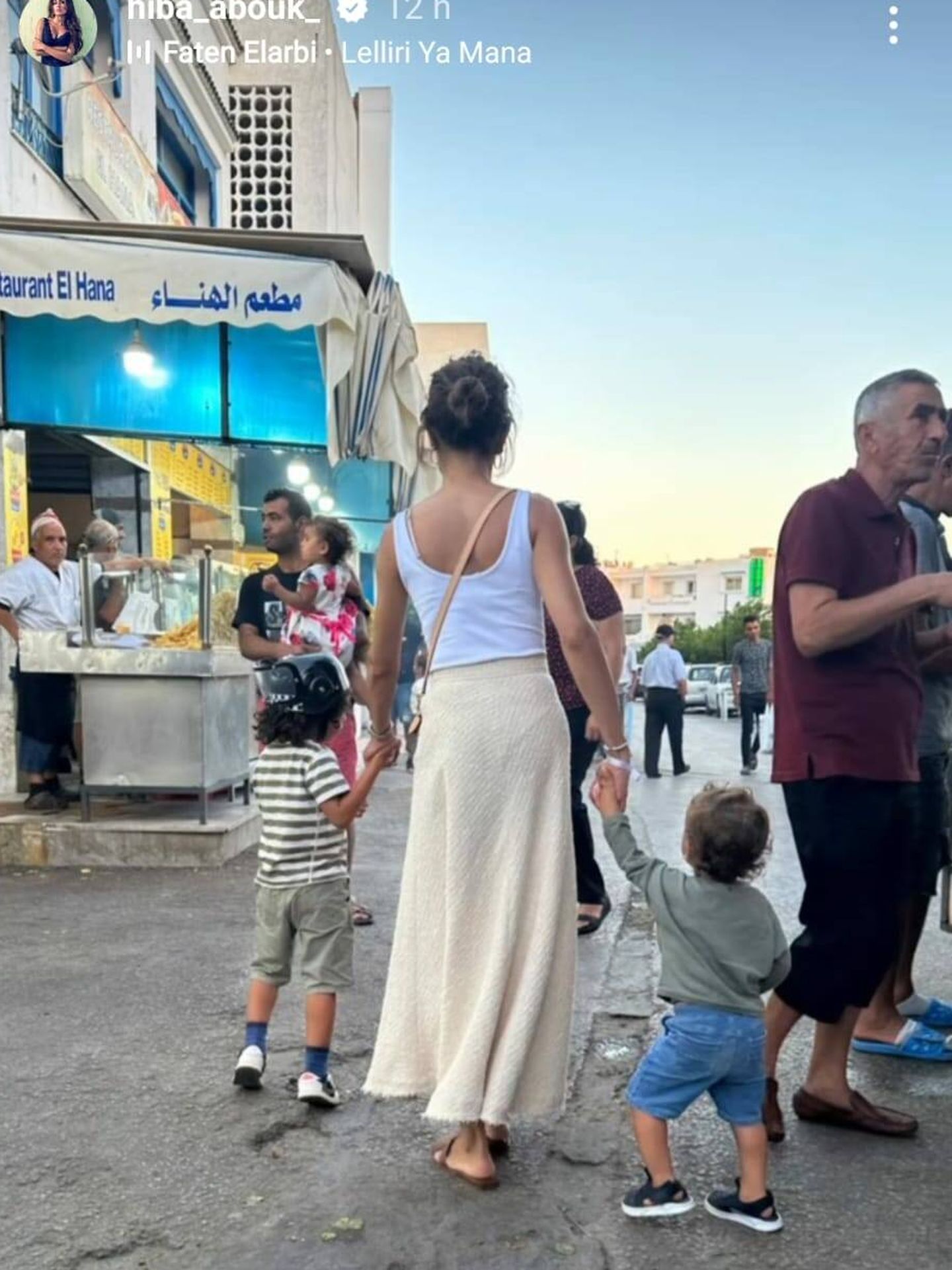 Hiba ha paseado por calles tunecinas con sus hijos. (Instagram/@hiba_abouk_)