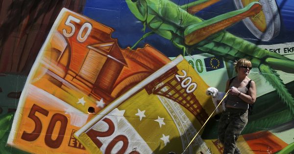 Foto: Una mujer pasa junto a una pintada de billetes de euro. (EFE)