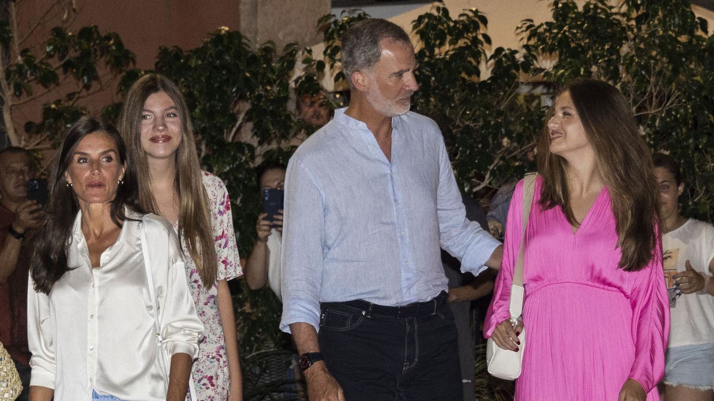 Felipe y Letizia, junto a sus hijas. (EFE)