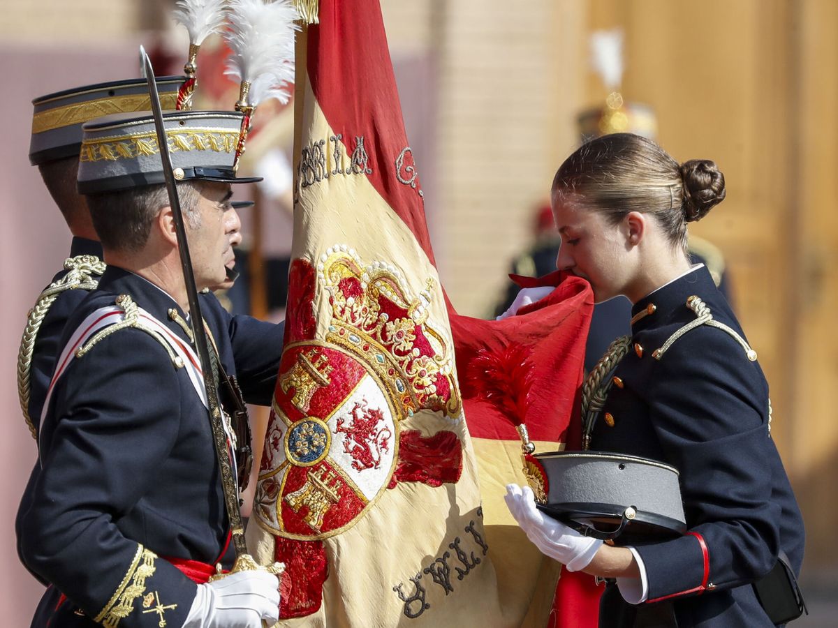 Foto: La princesa de Asturias, Leonor, jura bandera en Zaragoza. (EFE/Javier Cebollada)