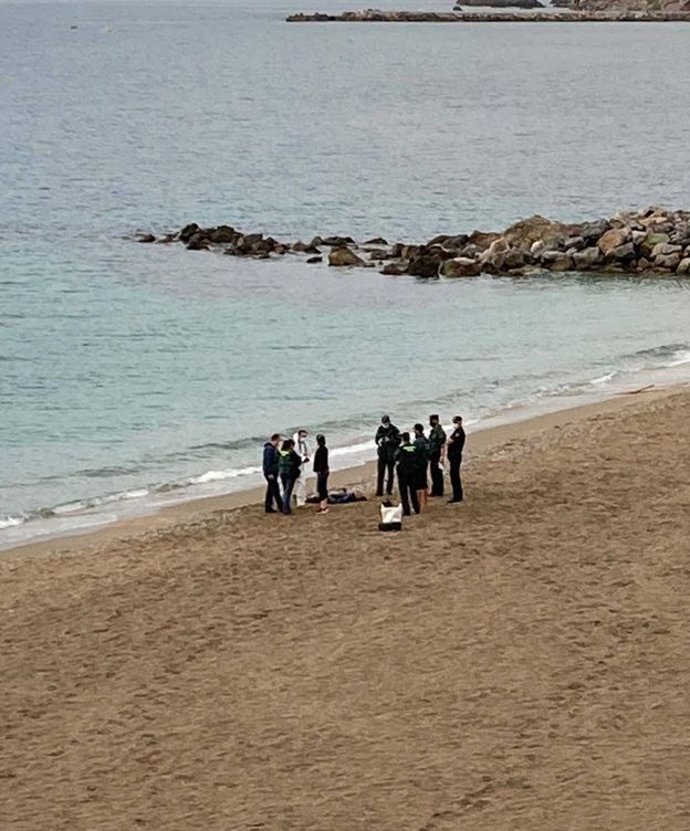 Foto: El cadáver hallado en una playa de Ceuta. (Europa Press)