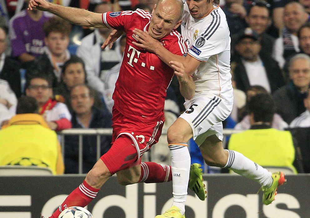 Foto: Coentrao disputa el balón con Arjen Robben (Efe).