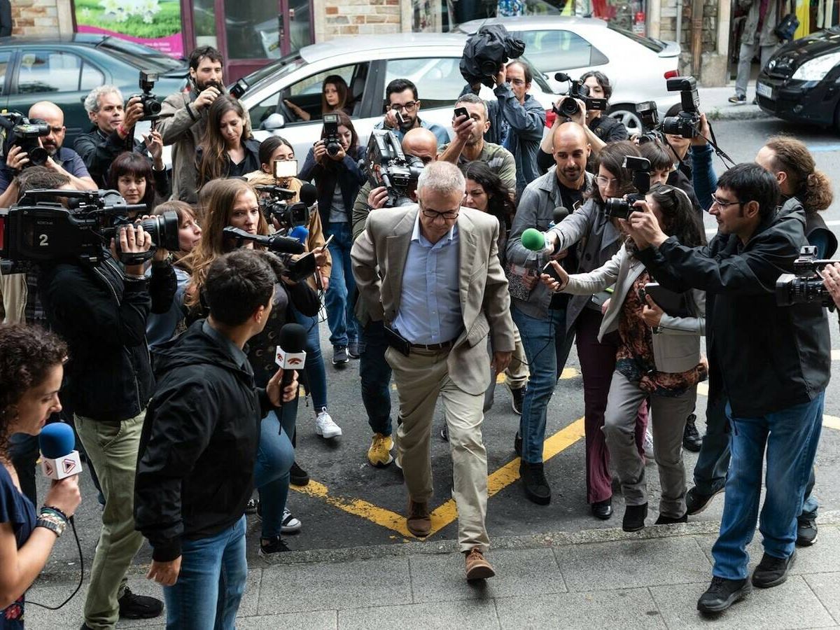Foto: Un momento de la serie 'El caso Asunta' cuando Alfonso Basterra se enfrenta a la prensa (Netflix)