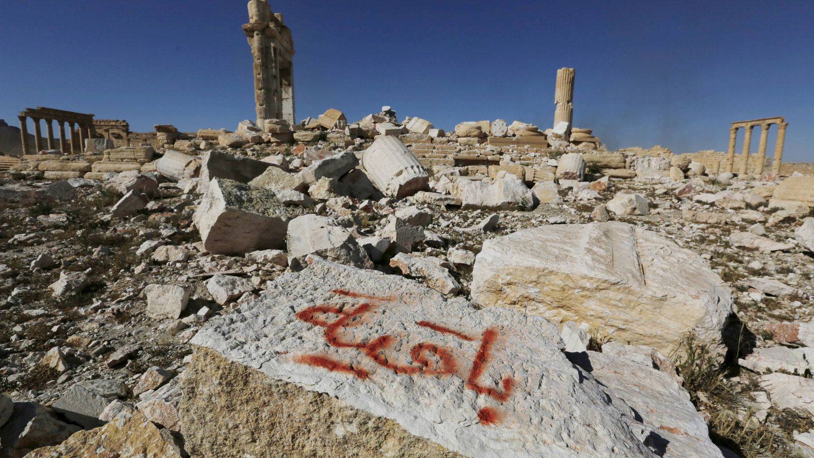 Foto: Los restos del templo de Bel, en Palmira, dinamitado por Daesh. En el grafiti puede leerse "Permaneceremos". (Reuters)