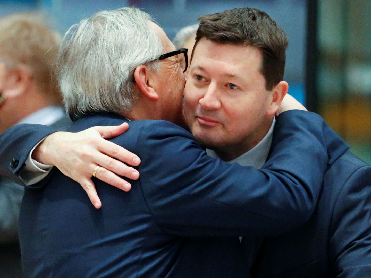 Juncker abraza a Martin Selmayr. (Reuters)