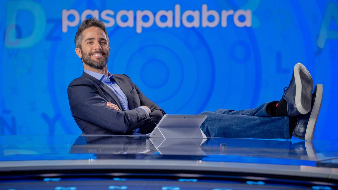 Roberto Leal en la mesa de 'Pasapalabra'. (Atresmedia Televisión)
