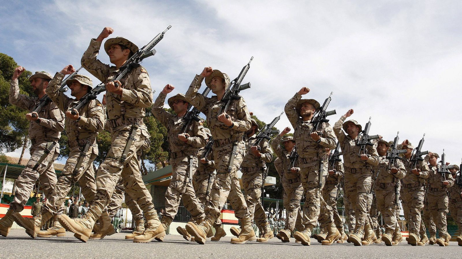 Foto: La legión despide en Llmería a la primera unidad española que partirá a Mali