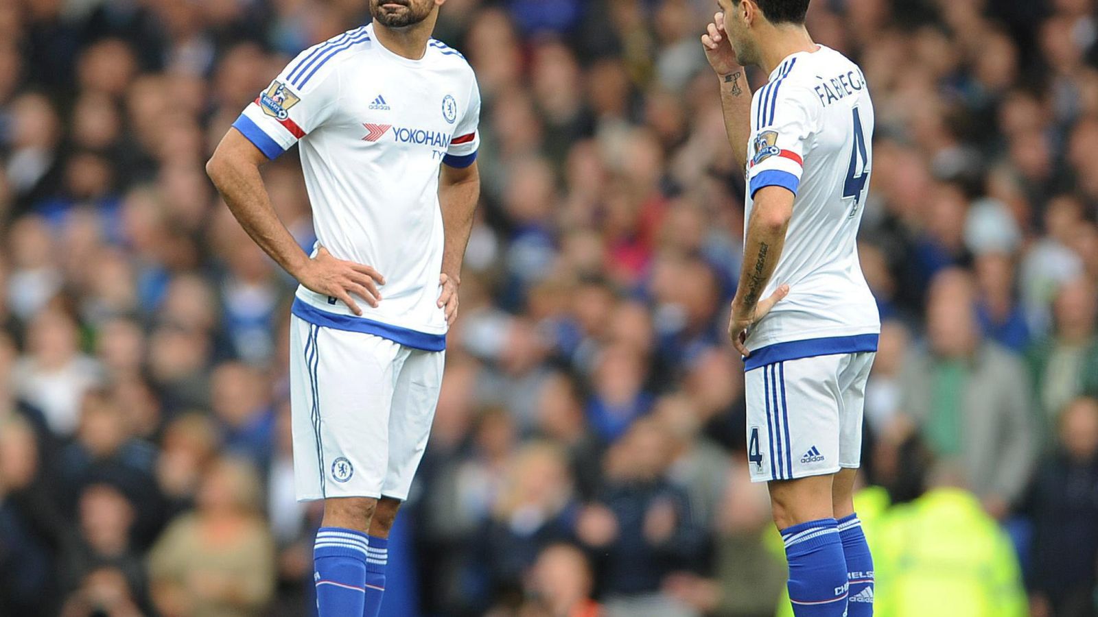 Foto: Diego Costa y Cesc, cariacontecidos durante el Everton-Chelsea (EFE)