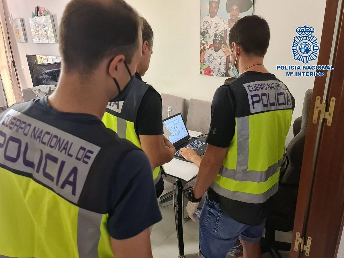 Foto: Agentes del Grupo de Ciberdelincuencia de la Comisaría Provincial de Málaga tras detener al cabecilla de la red en su domicilio. (Policía Nacional)