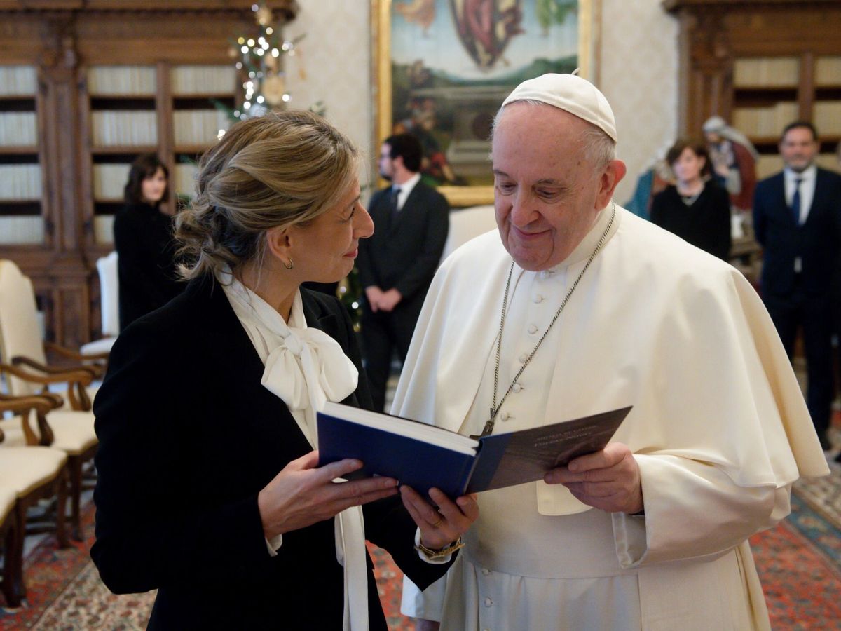 Foto: Yolanda Díaz y el papa Francisco. (EFE)