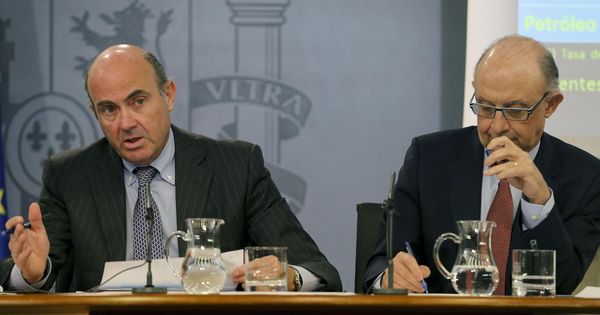 Foto: Los ministros de Economía, Luis de Guindos (i), y Hacienda, Cristóbal Montoro (d), tras un Consejo de Ministros. (EFE)