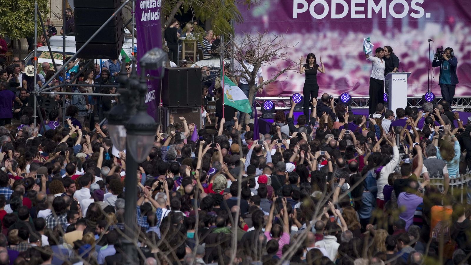 Foto: El líder de Podemos Pablo Iglesias besa a la candidata a la presidencia de la Junta de Andalucía por dicho partido, Teresa Rodríguez. (EFE/Jorge Zapata)