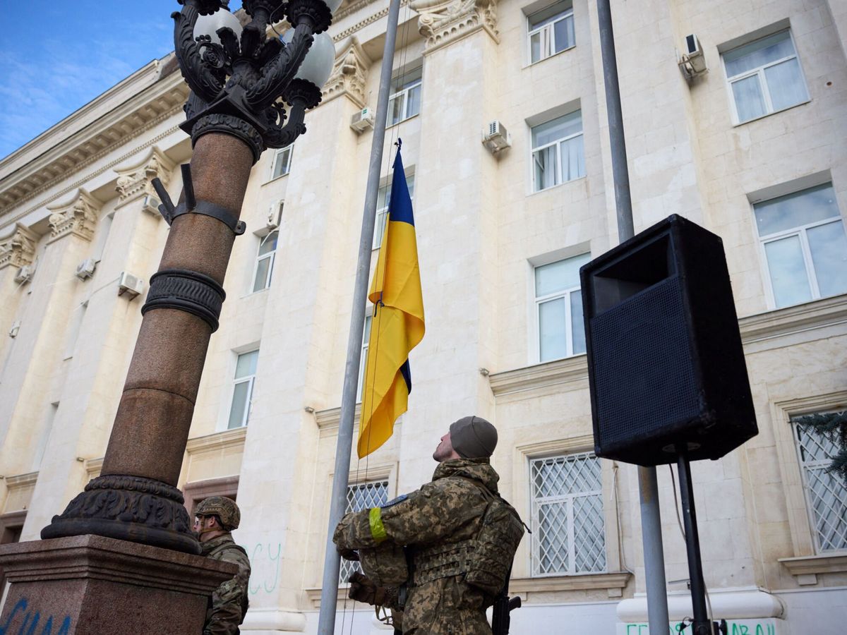 Foto: Izado de la bandera ucraniana en Jersón. (EFE)