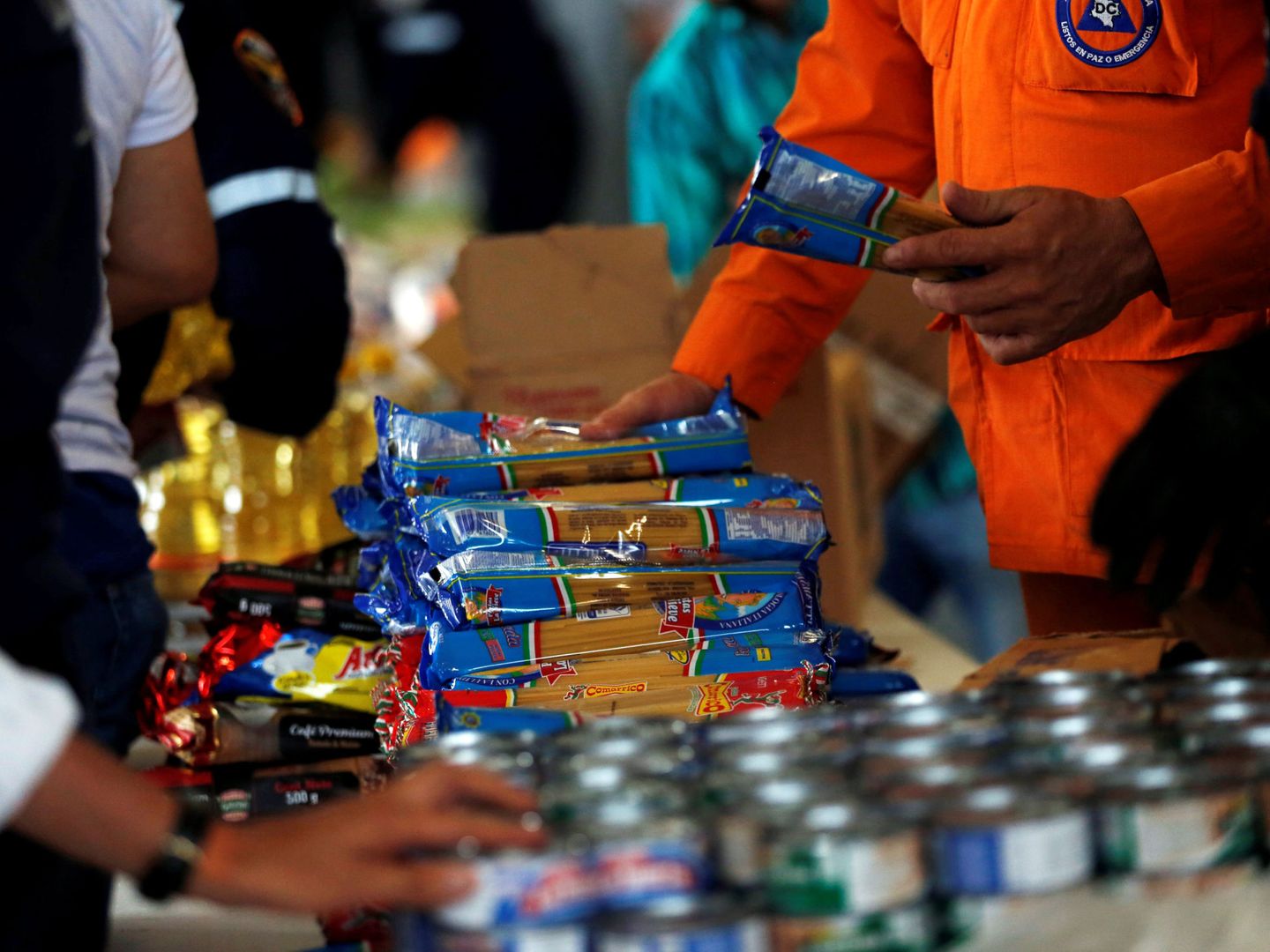 Un grupo de trabajadores prepara alimentos para su distribución en un almacén cerca de Tienditas, el 8 de febrero de 2019. (Reuters)