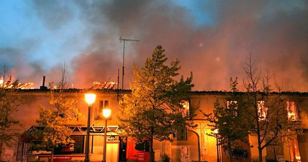 Foto: Incendio en el palacio de Osuna, de Aranjuez. (EFE)